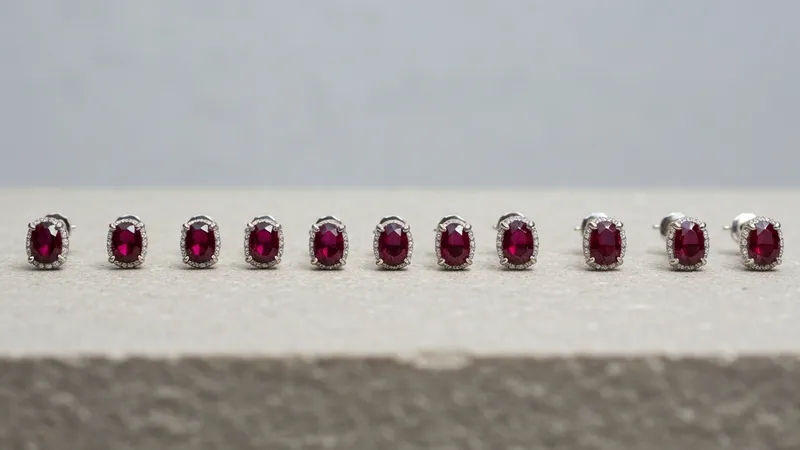 Sélection de boucles d'oreilles rubis en vitrine